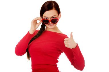 Kalp şeklinde güneş gözlüklü mutlu esmer kadın