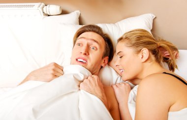 Kadın kocasına fısıldıyor, o da gülüyor.