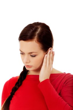 Kulak ağrısı olan kadın