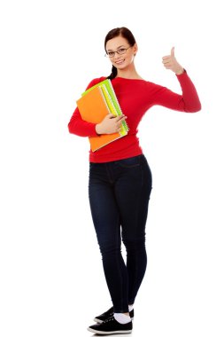 Mutlu genç öğrenci kadın başparmak gösterilmesini