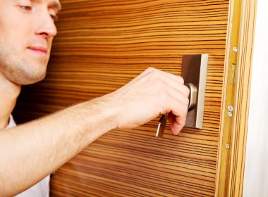 Genç adam eve dönüyor ya da evden çıkıyor.