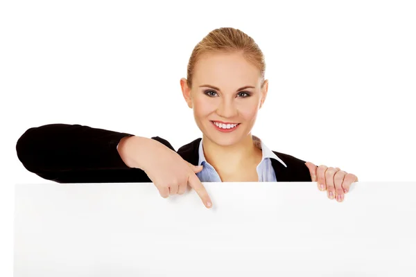 Sorrindo jovem empresária segurando banner em branco — Fotografia de Stock