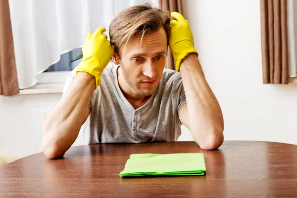 Trött man sitter bakom skrivbordet — Stockfoto