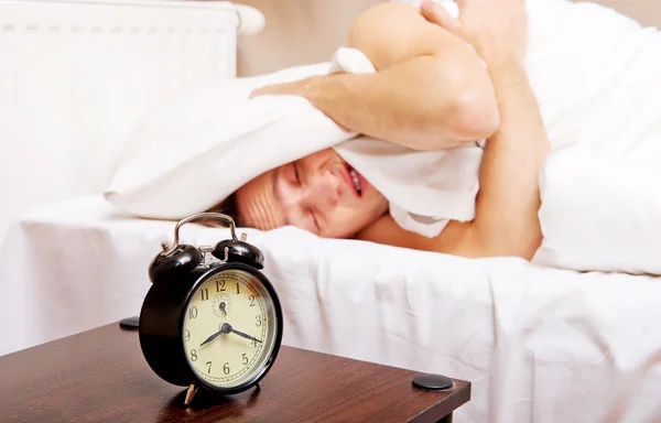 Homem tentando dormir — Fotografia de Stock