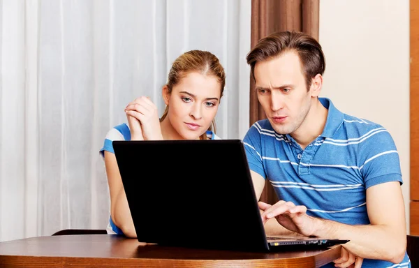 Par söker något på laptop — Stockfoto