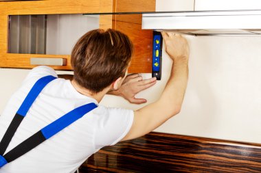 Ruh seviyesine sahip genç tamirci.