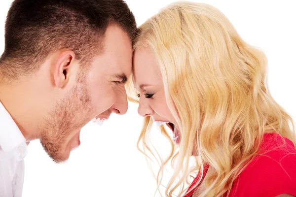 Casal jovem tendo uma discussão — Fotografia de Stock