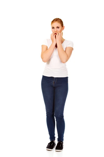 Jonge vrouw nagels te bijten benadrukt — Stockfoto