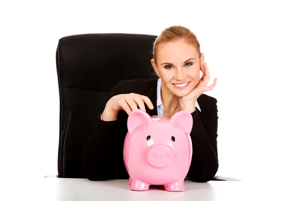 Glückliche Geschäftsfrau mit Sparschwein — Stockfoto