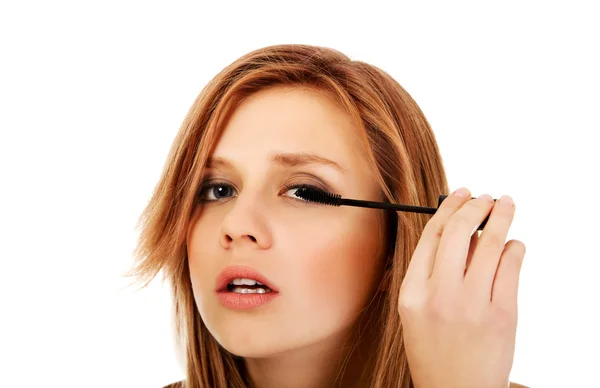 Tiener vrouw toepassing van mascara — Stockfoto