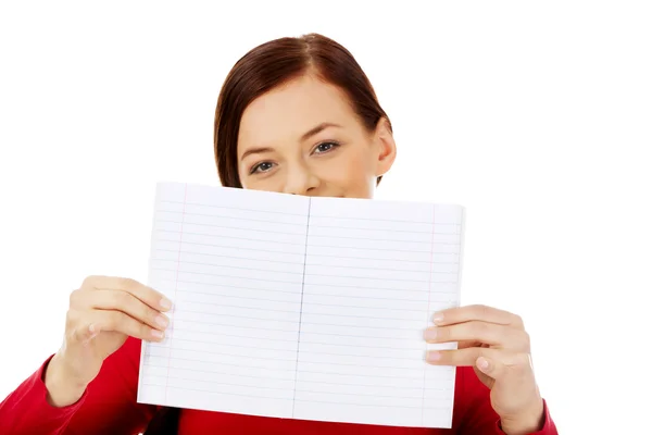 Lächeln junge Frau mit leerem weißen Banner — Stockfoto