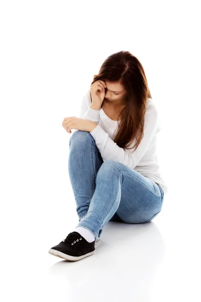 Κατάθλιψη νεαρή γυναίκα που κάθεται στο πάτωμα — Φωτογραφία Αρχείου