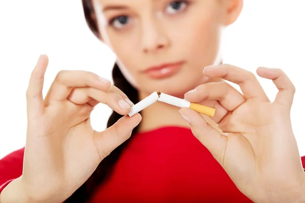 Jovem infeliz segurando cigarro quebrado — Fotografia de Stock