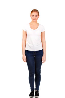 Beyaz t-shirt, sarışın genç gülümseyen kadın