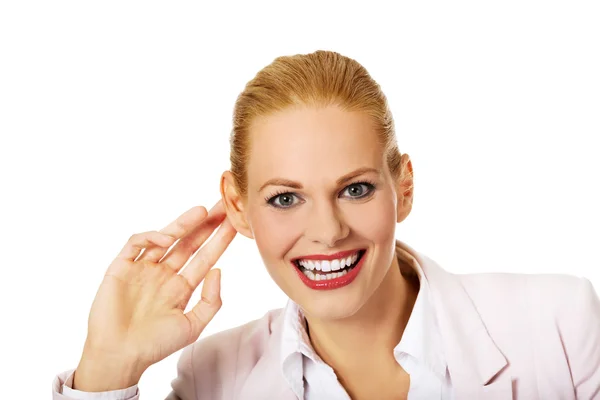 Jonge vrouw hoort gesprek en lachen — Stockfoto