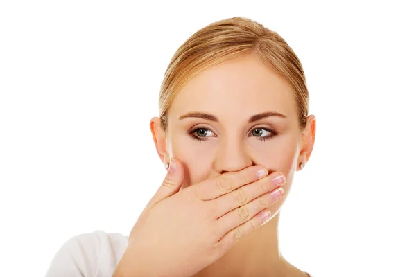 Junge Frau bedeckt ihren Mund mit der Hand — Stockfoto