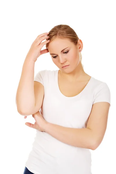 Pensive young woman scratching her head — Stock Photo, Image