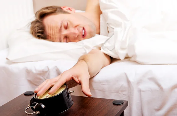 Homem a tentar dormir, quando o despertador toca — Fotografia de Stock