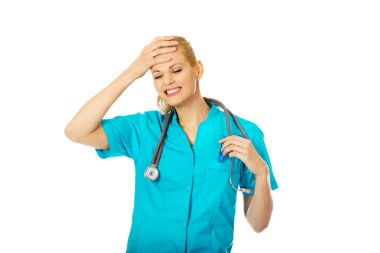 Kadın doktor stetoskop termometre holding ile