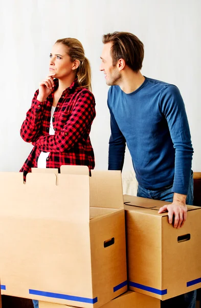 Junges Paar mit Kartons - ein- oder auspacken — Stockfoto