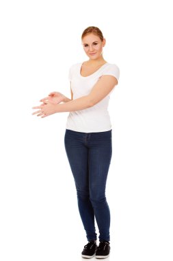 Genç kadın kendini wirst üzerinde kaşıyor