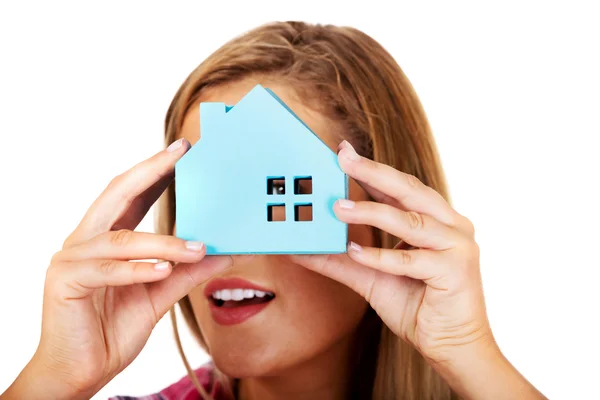 Woman peeks through the window of a paper house — Stock Photo, Image