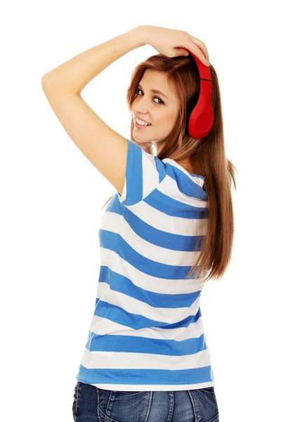 Mulher adolescente ouvindo música — Fotografia de Stock