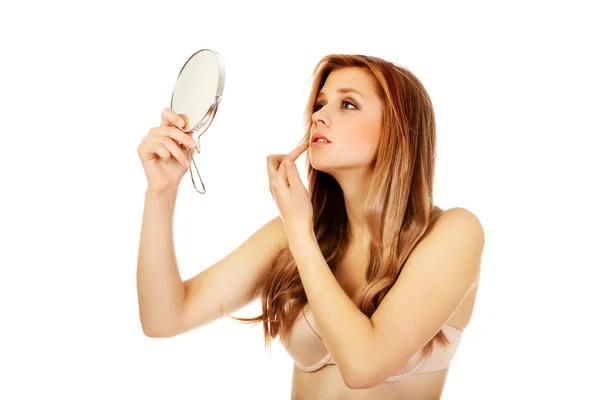 Jeune belle femme regardant dans un miroir — Photo