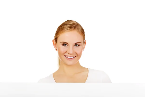Щаслива молода жінка з порожнім рекламним щитом — стокове фото