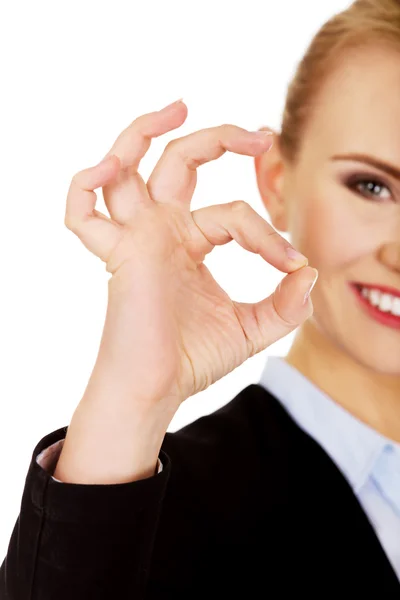 Młoda szczęśliwa kobieta biznesu pokazuje OK znak — Zdjęcie stockowe