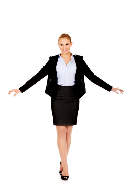 Mulher de negócios feliz caminha com as mãos estendidas — Fotografia de Stock