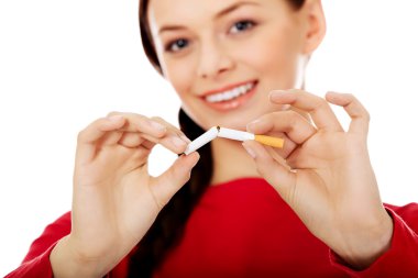 Mutlu öğrenci kadın dayama Sigara