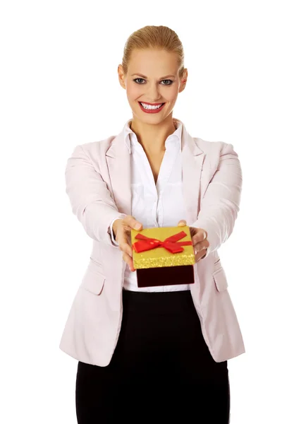 Sonriente joven mujer de negocios sosteniendo presente caja —  Fotos de Stock