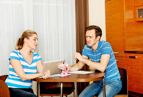 Pareja preocupada calculando facturas en casa — Foto de Stock