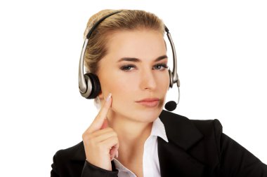 Bir şey hakkında düşünüyor genç yardım hattı operatörü