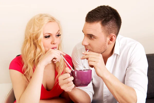 Nettes Paar trinkt aus einer Tasse — Stockfoto