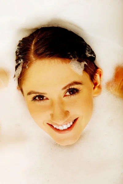 Jovem mulher lavando o cabelo no banho — Fotografia de Stock