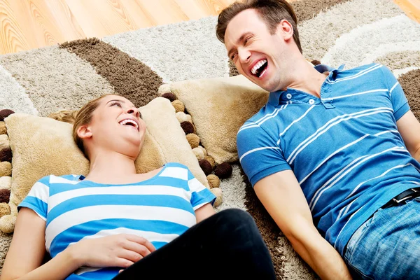 Glückliches Paar liegt auf Kissen auf dem Boden — Stockfoto