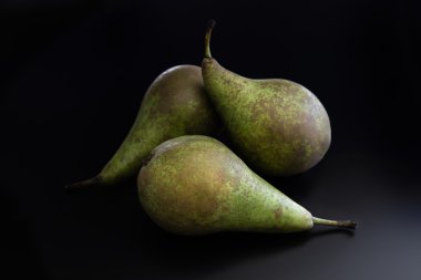 Siyah arka plan üzerine üç armut