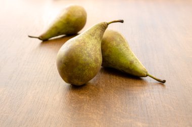 Masada üç olgun armut