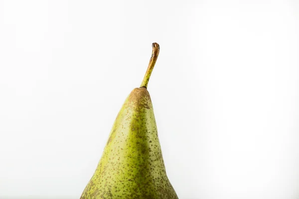 Mitad de pera madura sobre fondo blanco — Foto de Stock