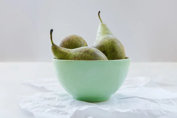 Drie rijpe peren in groene porcalain kom — Stockfoto