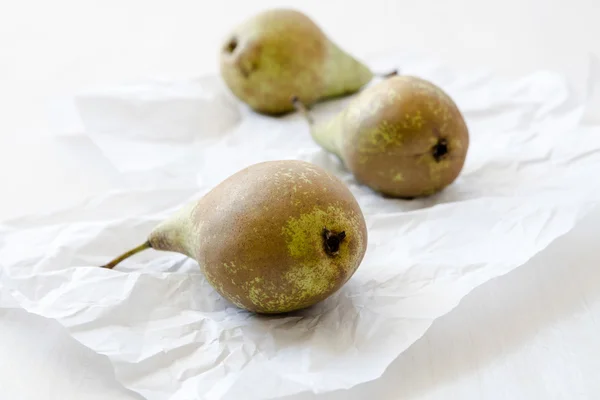 Three ripe pears on crumpled card — Stock Photo, Image