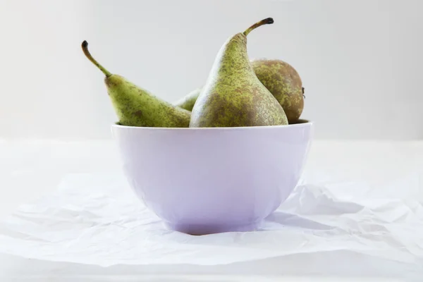 Tres peras maduras en tazón de puerco violeta —  Fotos de Stock