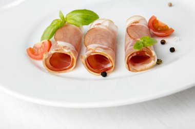 Kara Orman jambon beyaz plaka üzerinde