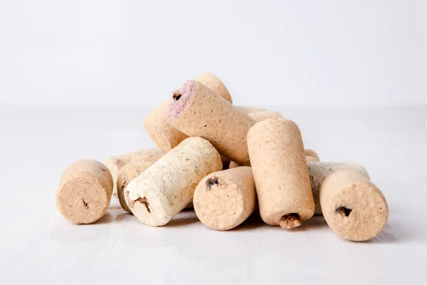 Tapones de vino sobre fondo blanco — Foto de Stock