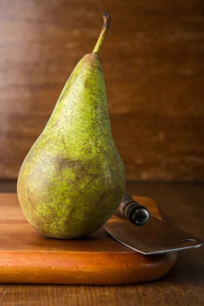 Birne und Häcksel auf Holzschneidebrett — Stockfoto