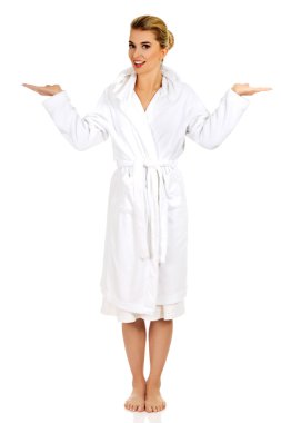 Banyo somathing tutarak sonra genç mutlu kadın.