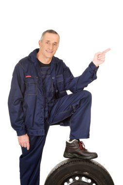 Bacak üzerinde sola doğru işaret eden bir lastik tamircisi