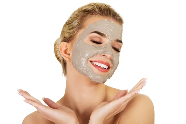 Wanita muda bahagia dengan masker wajah . — Stok Foto